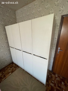 2 biele šatníkové skrine 189x90x61 a príslušenstvo