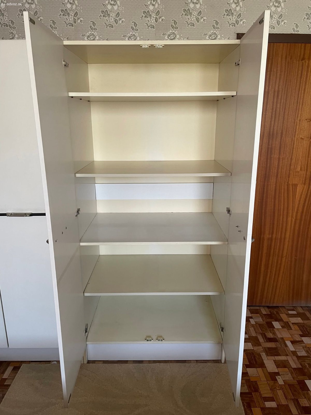 2 biele šatníkové skrine 189x90x61 a príslušenstvo. Darujem 2 čiastočne zmontované šatníkové skrine s otočnými dverami vrátane príslušenstva, a to šatníkovej tyče i vkladacích políc. V prípade akýchkoľvek otázok sa informujte telefonicky. Inzerát je platný do vymazania.