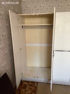 2 biele šatníkové skrine 189x90x61 a príslušenstvo