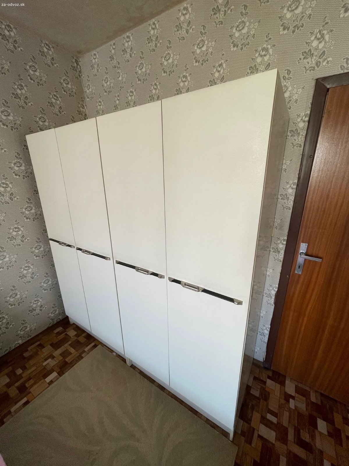2 biele šatníkové skrine 189x90x61 a príslušenstvo. Darujem 2 čiastočne zmontované šatníkové skrine s otočnými dverami vrátane príslušenstva, a to šatníkovej tyče i vkladacích políc. V prípade akýchkoľvek otázok sa informujte telefonicky. Inzerát je platný do vymazania.