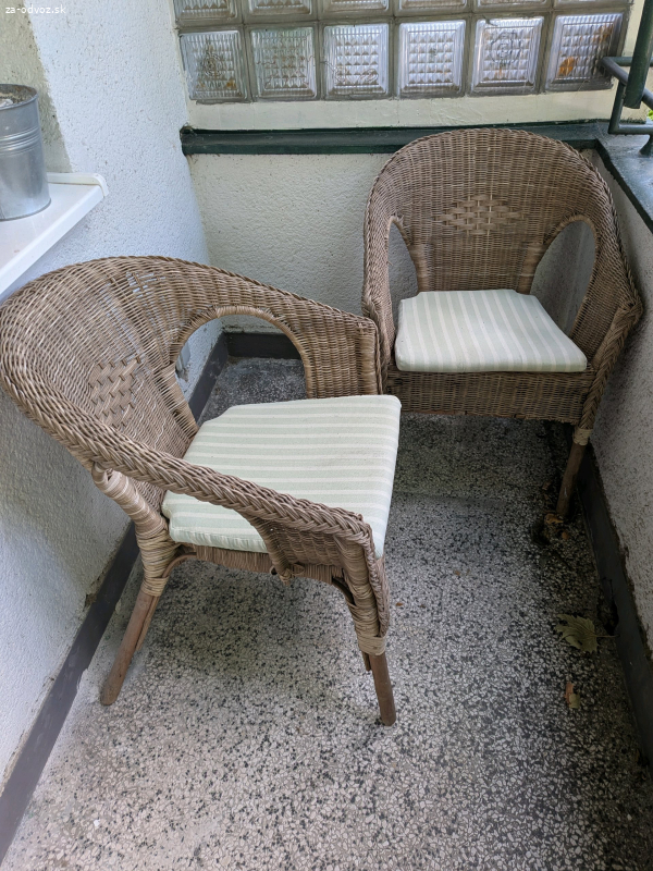 2 prútené balkónové kreslá