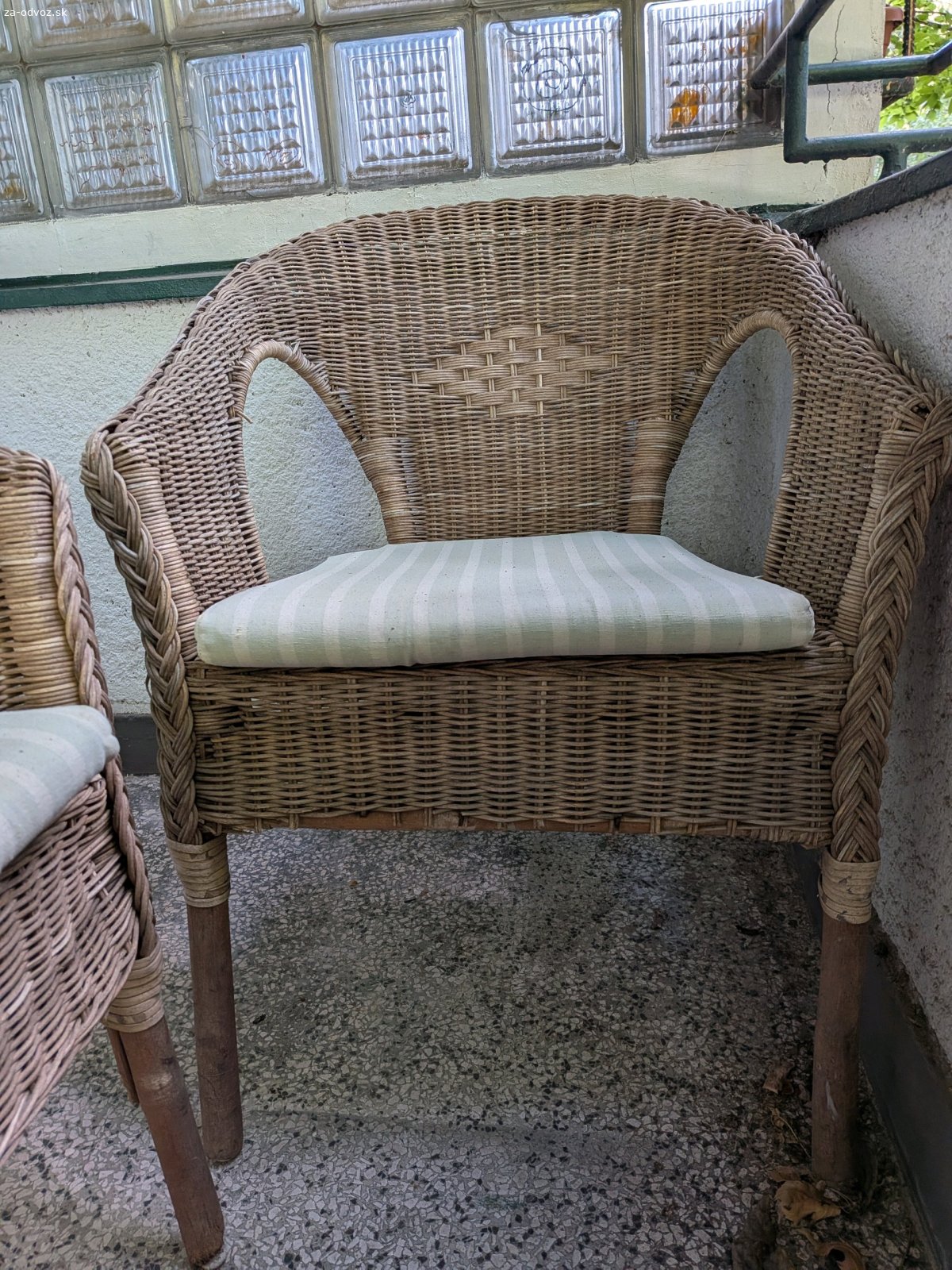 2 prútené balkónové kreslá. Darujem 2 používané kreslá na balkón alebo terasu aj s podsedákmi. Stav ako na foto, vidno známky používania, ale držia a sedí sa v nich dobre.

Prosím píšte SMS/Whatsapp.