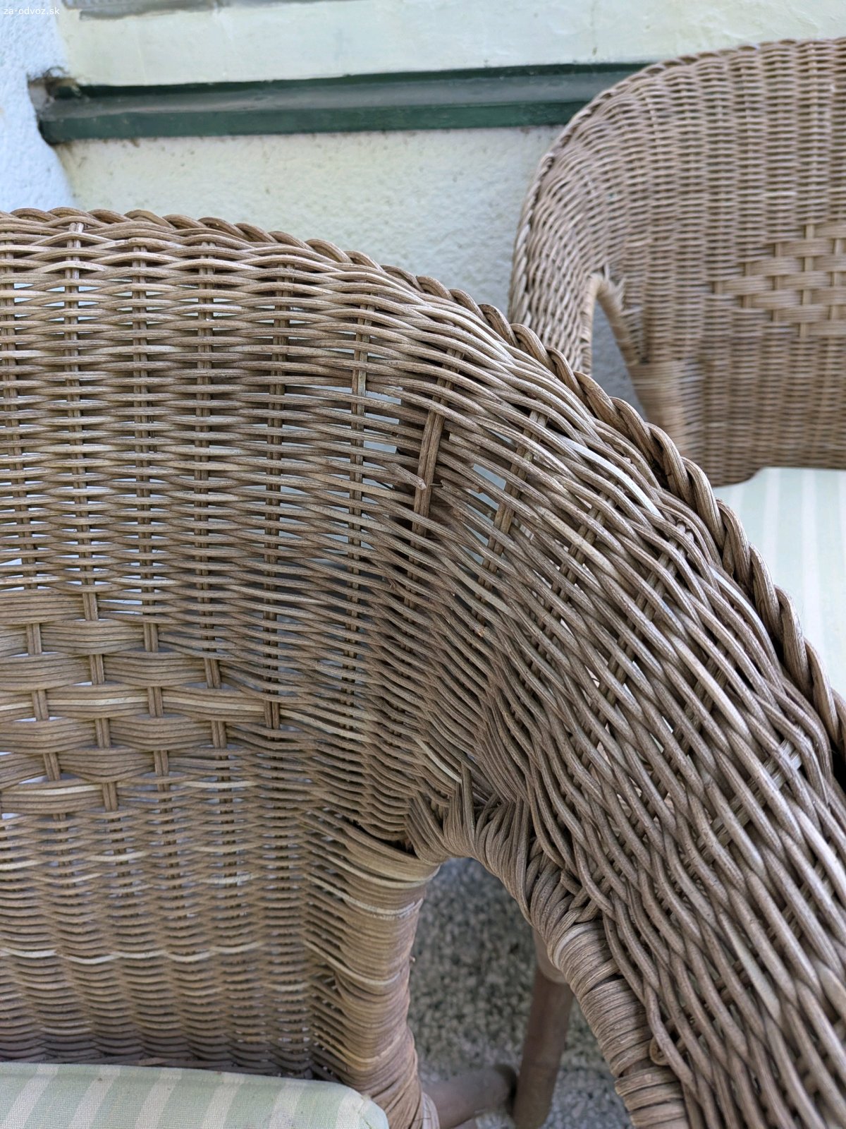 2 prútené balkónové kreslá. Darujem 2 používané kreslá na balkón alebo terasu aj s podsedákmi. Stav ako na foto, vidno známky používania, ale držia a sedí sa v nich dobre.

Prosím píšte SMS/Whatsapp.