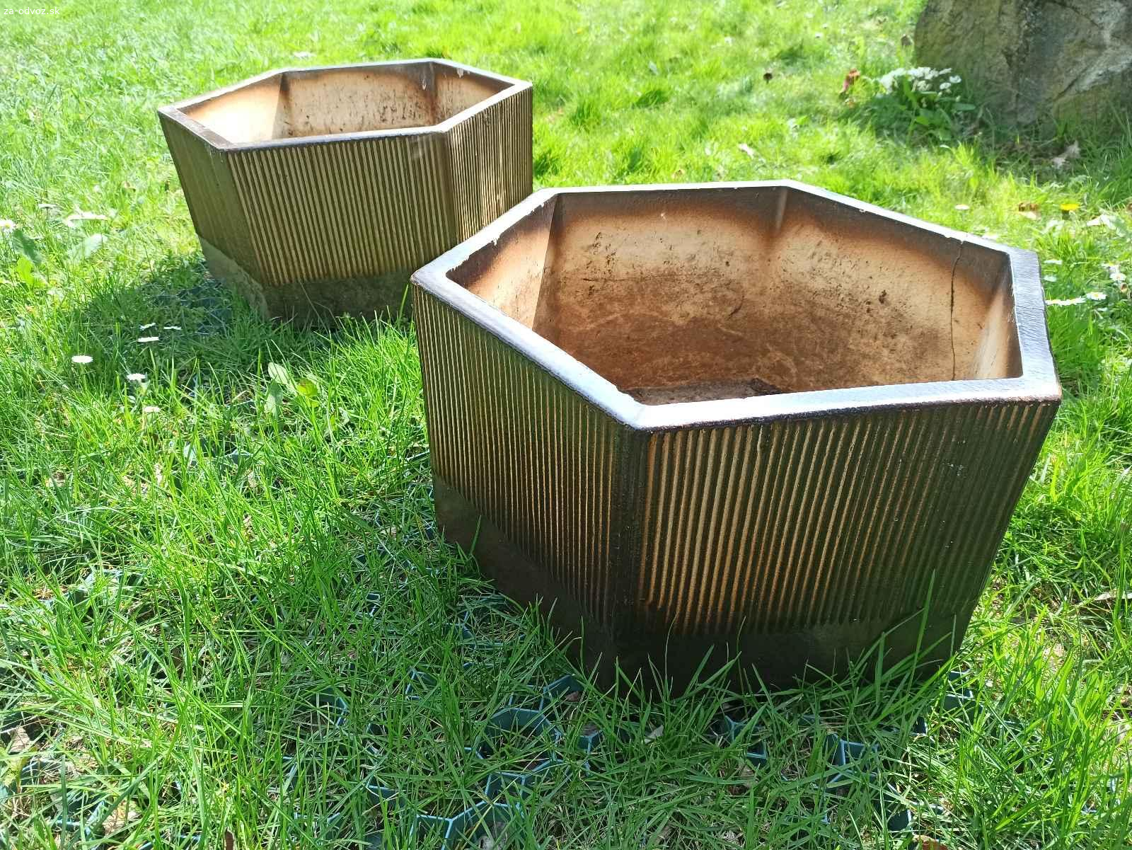 2 veľké keramické retro kvetináče vonkajšie hnedé. Darujem ťažké vonkajšie kvetináče. Asi dosť staré. V oboch ešte pred nedávnom dačo rástlo, aj keď jeden je trocha prasknutý no úplne funkčný. Si hnedé - taký melír. Rozmery na fotkách plus také stojany - kruhové akoby podmisky ale je to len valec, len obchod, na čom to stojí. 
Prosím písať sms, vďaka! 
Osobný odber Pertžalka.