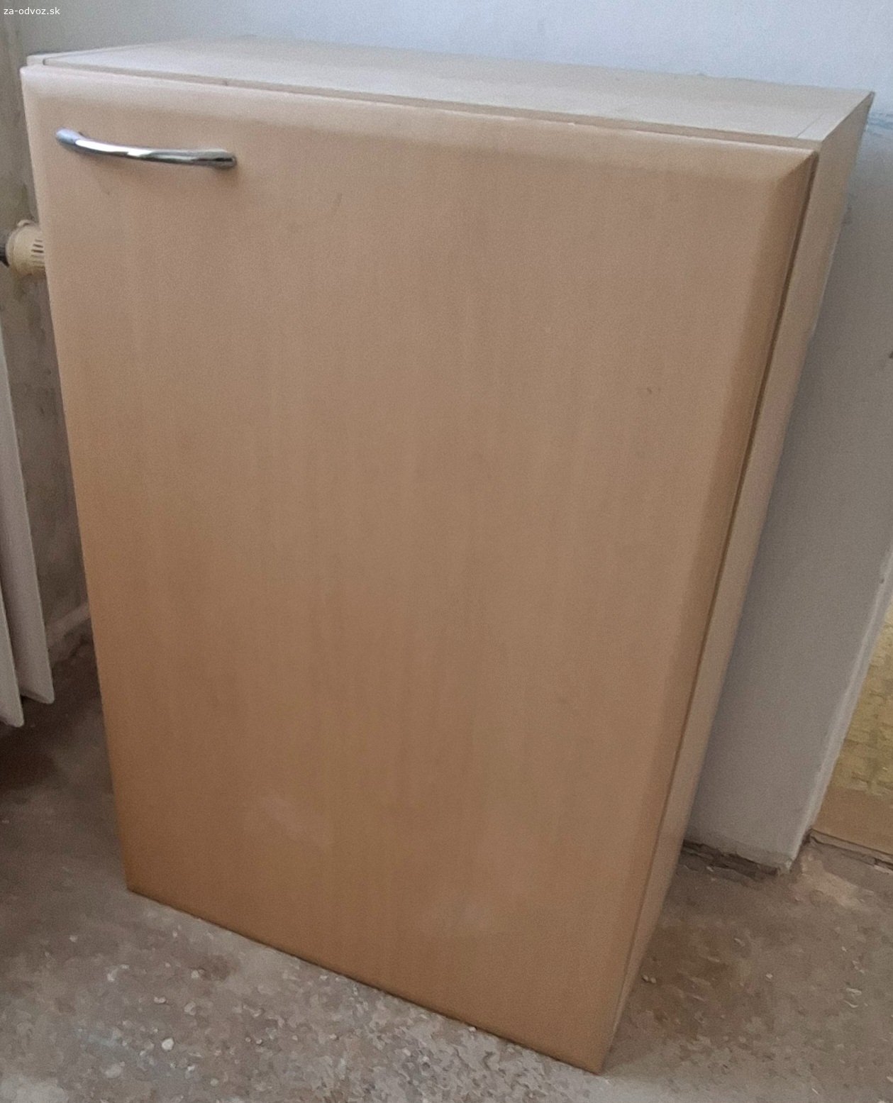 BA Rača - za odvoz 2ks skrinky a 3 ks garnize. Darujem za odvoz z kuchynskej linky jednu zasuvkovu skrinku cca 90x60x90,  hornu otvaraciu skrinku cca 88x60x99 a 3 ks garnizi - hlinikove tyce + drevotrieskove ozdobne cela 3,4m siroke.