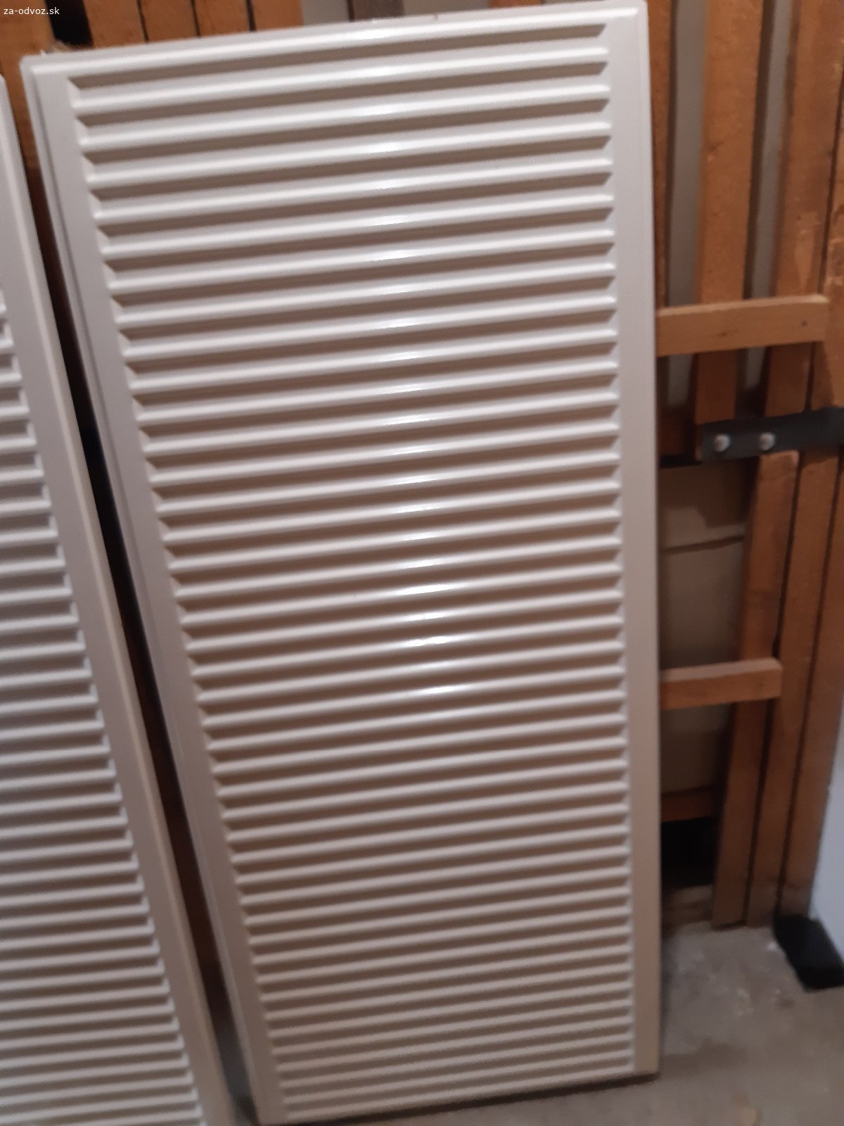 2x radiátor Korado. Darujem 2 veľmi zachovalé radiátory Korado 140x60 cm s držiakmi a 2 termostatickými hlavicami Hertz.
