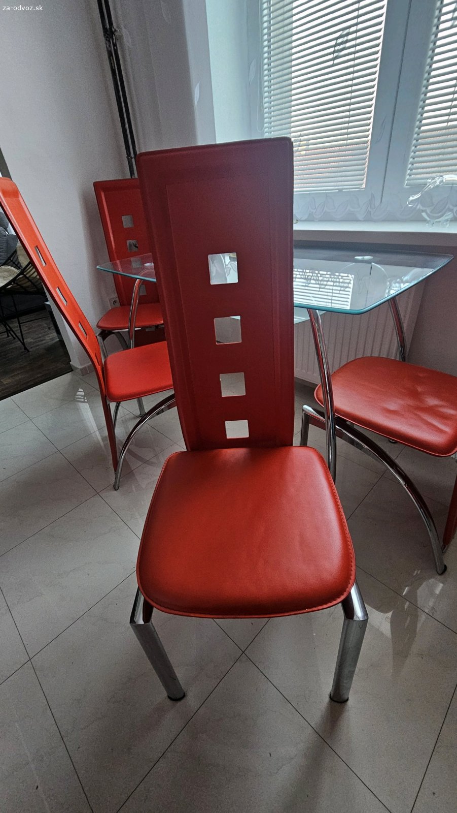 4 stoličky. Pripravené k odvozu červené stoličky do kuchyne za čokoládu :-)