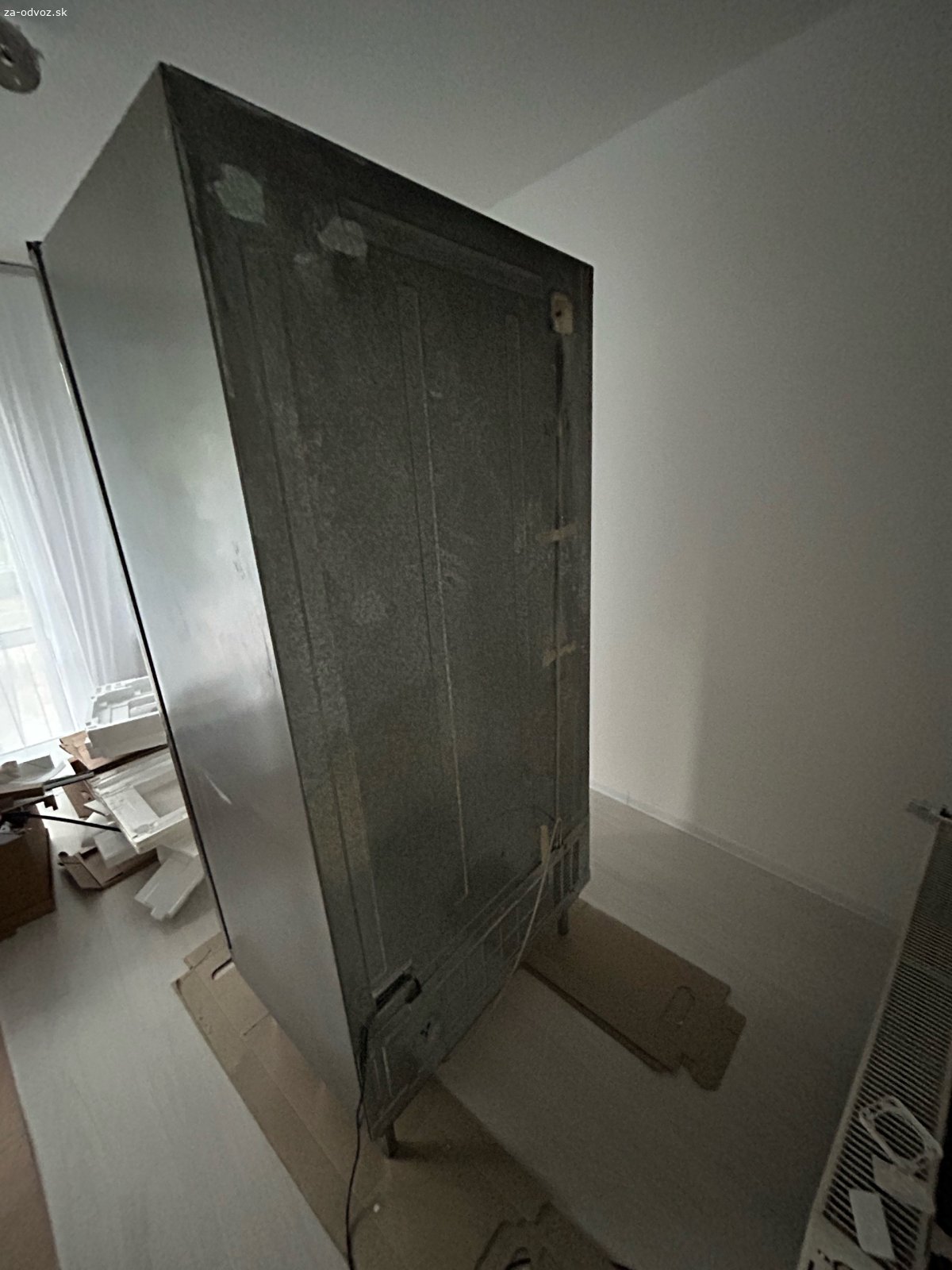 Americka chladnicka. plati do zmazania. zoberie kto prvy zazvoni na zvoncek. nedunguja vyrobna ladu. mraznicka a chladnicka plne funkcne. š 90,5 cm v 194 cm h 76 cm
Treba dodavku alebo privesny vozik a dvoch statnych chlapov