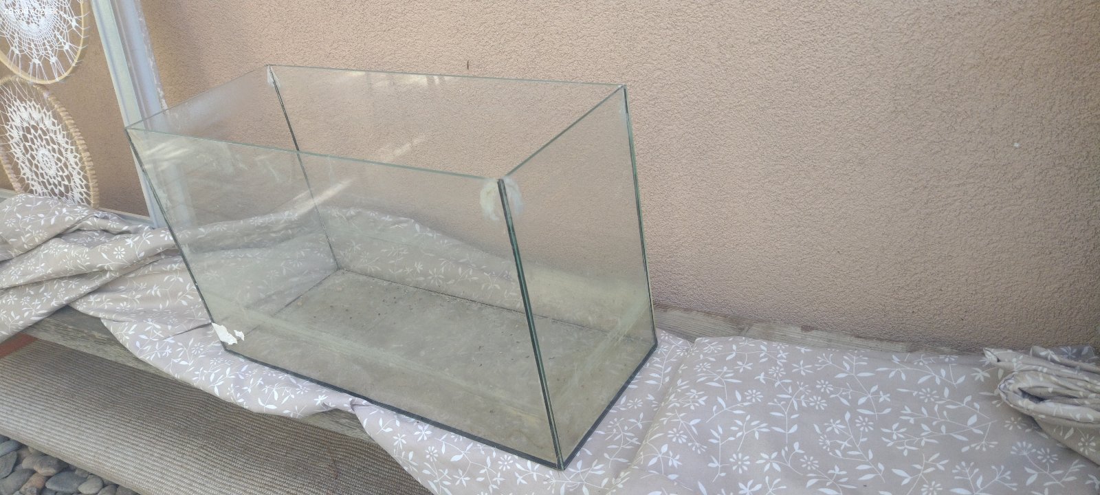 Aquarium. Aquarium,30 výška X 25 hlbka X 60 sirka. Spodných 20cm bola voda,nevytiekla. Treba si vyčistiť.