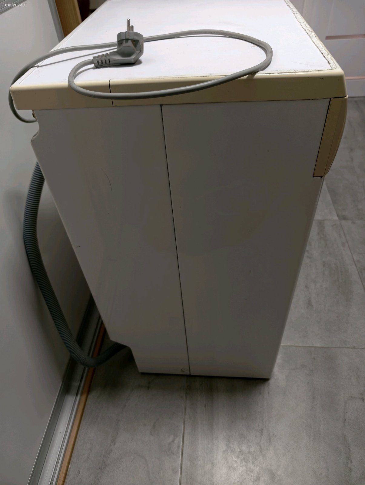 Automat. práčka Electrolux EWS1045. Darujem za odvoz automatickú práčka Electrolux EWS1045. Vzhľadovo už nič moc, ale stále funkčná. 
Rozmery výška 85cm, šírka 60vm, hĺbka 45cm
