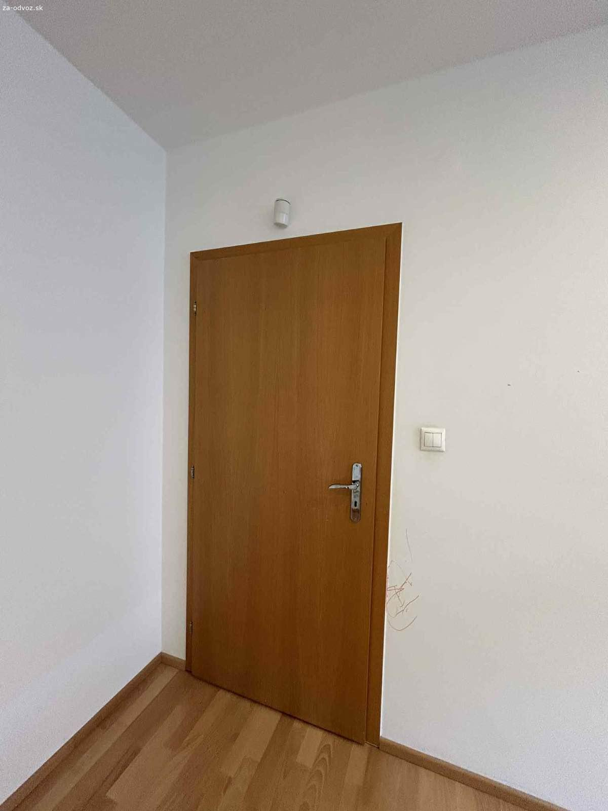 BA STARÉ MESTO - darujem dvere (bez zárubní). Darujem interiérové dvere za odvoz:
2ks - 65cmx200
2ks - 85cmx200
1ks - 150cm (dvojkridlo)

Osobný odber v starom meste, 3.poschodie bez vytahu