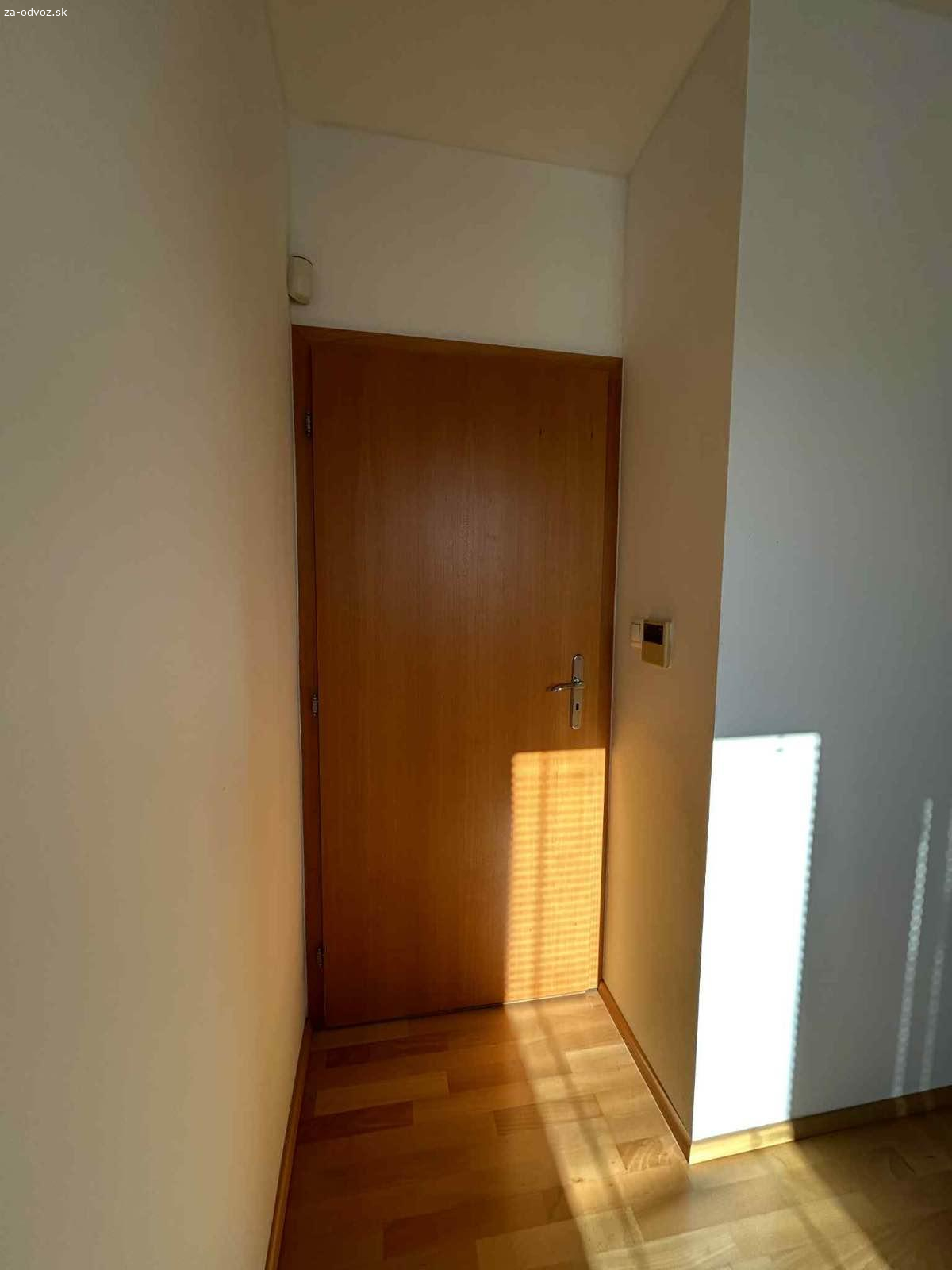 BA STARÉ MESTO - darujem dvere (bez zárubní). Darujem interiérové dvere za odvoz:
2ks - 65cmx200
2ks - 85cmx200
1ks - 150cm (dvojkridlo)

Osobný odber v starom meste, 3.poschodie bez vytahu