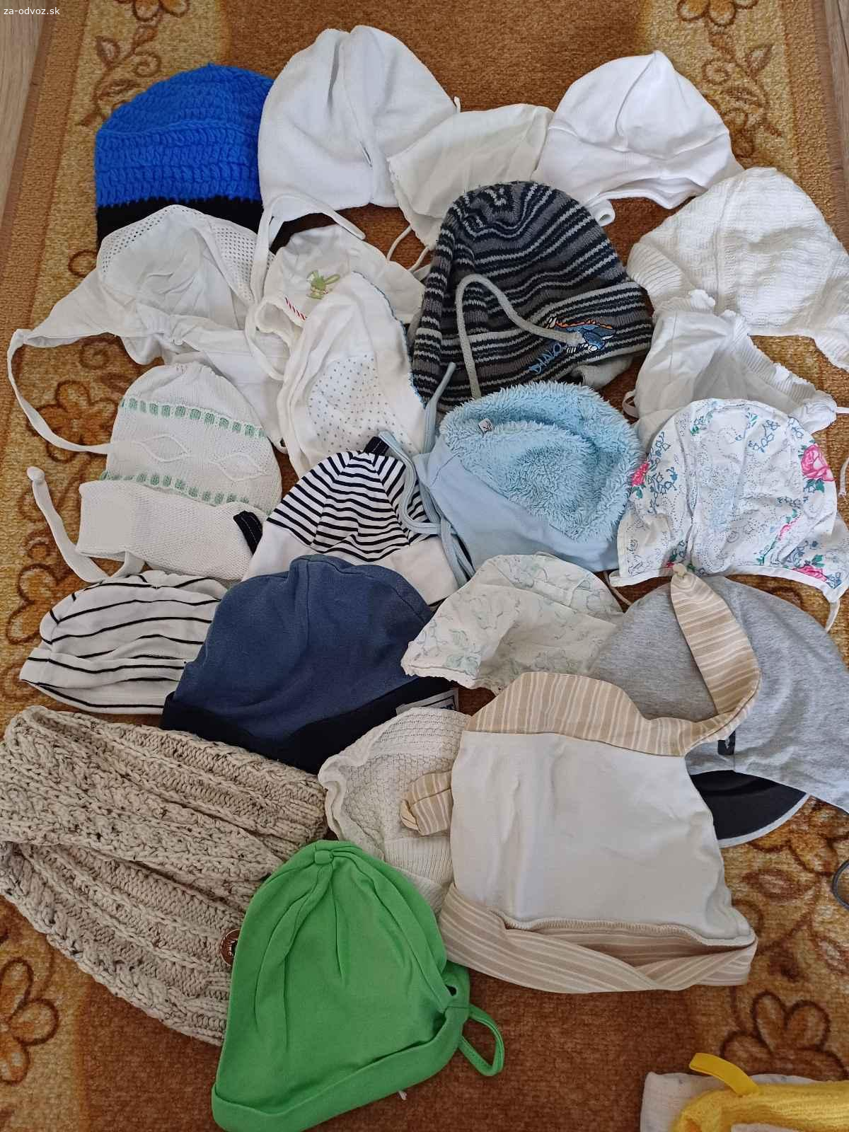 Balík oblečenia pre babätko. Darujem balík oblečenia pre babätko od narodenia do cca 1.5roka. 
Sú tam: 
17x kratke tricko
16x svetrik
15x dlhy rukav
15x nohavice
13x pyzamko/dupacky
2x deka
2x pancusky
23x ciapka
20x ponozky/papucky
3x rukavice
3x podbradnik 
3x zinka/plienka