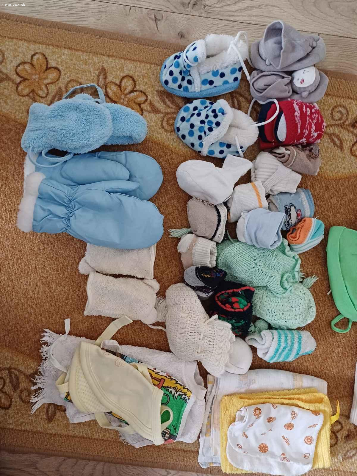 Balík oblečenia pre babätko. Darujem balík oblečenia pre babätko od narodenia do cca 1.5roka. 
Sú tam: 
17x kratke tricko
16x svetrik
15x dlhy rukav
15x nohavice
13x pyzamko/dupacky
2x deka
2x pancusky
23x ciapka
20x ponozky/papucky
3x rukavice
3x podbradnik 
3x zinka/plienka