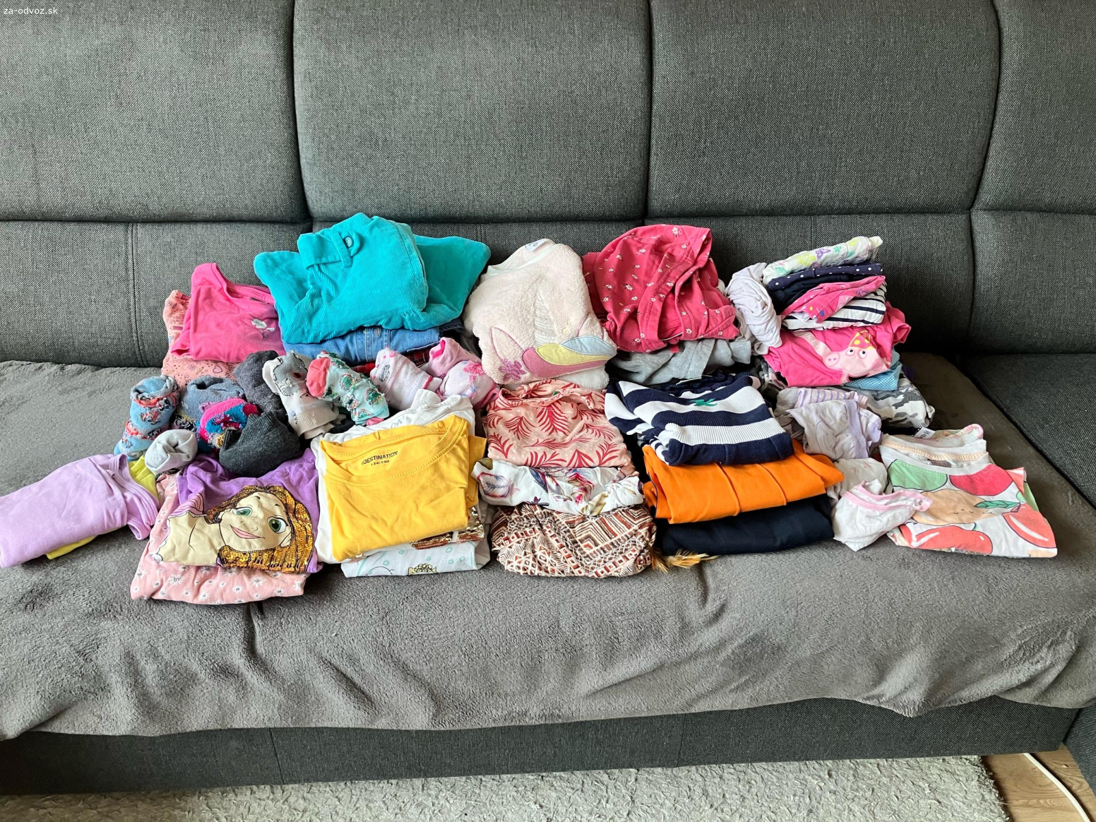 Balík oblečenia pre dievča