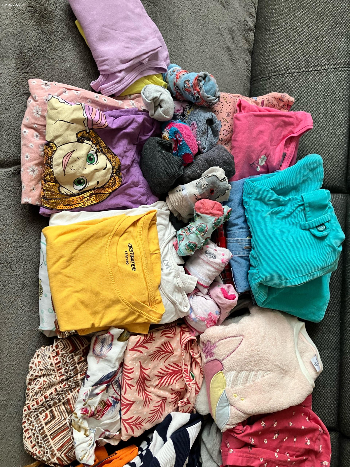 Balík oblečenia pre dievča
