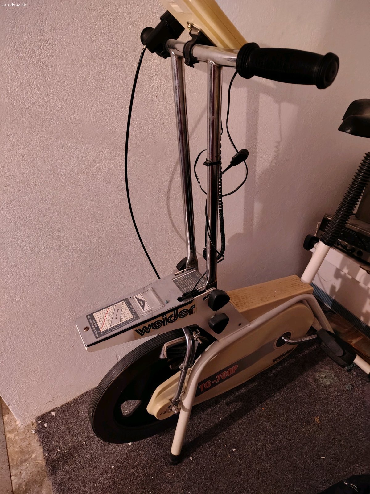 bicykel. Darujem starý nepoužívaný stacionárny bicykel.Možno na diely.