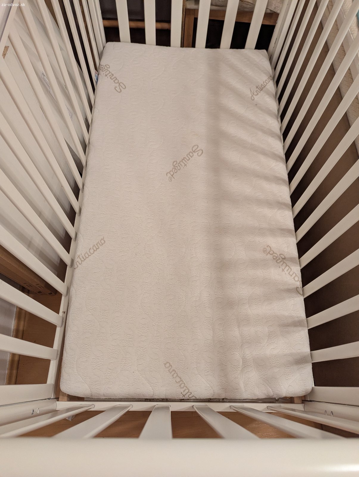 Biela postieľka Pali. Darujem za odvoz bielu detskú postieľku značky Pali. Veľkosť: 72cm šírka x 132 cm dĺžka, výška s kolieskami 100 cm. Je aj s madracom aj s mantinelom.