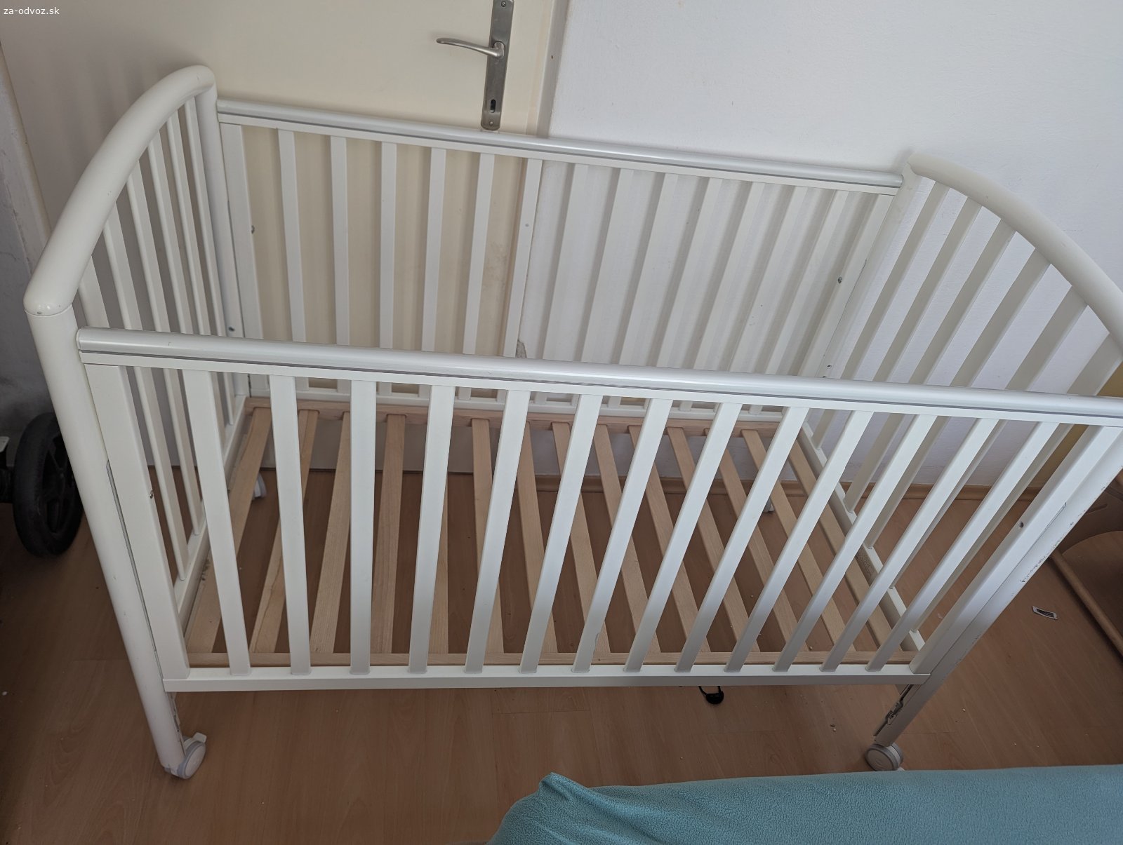 Biela postieľka Pali. Darujem za odvoz bielu detskú postieľku značky Pali. Veľkosť: 72cm šírka x 132 cm dĺžka, výška s kolieskami 100 cm. Je aj s madracom aj s mantinelom.
