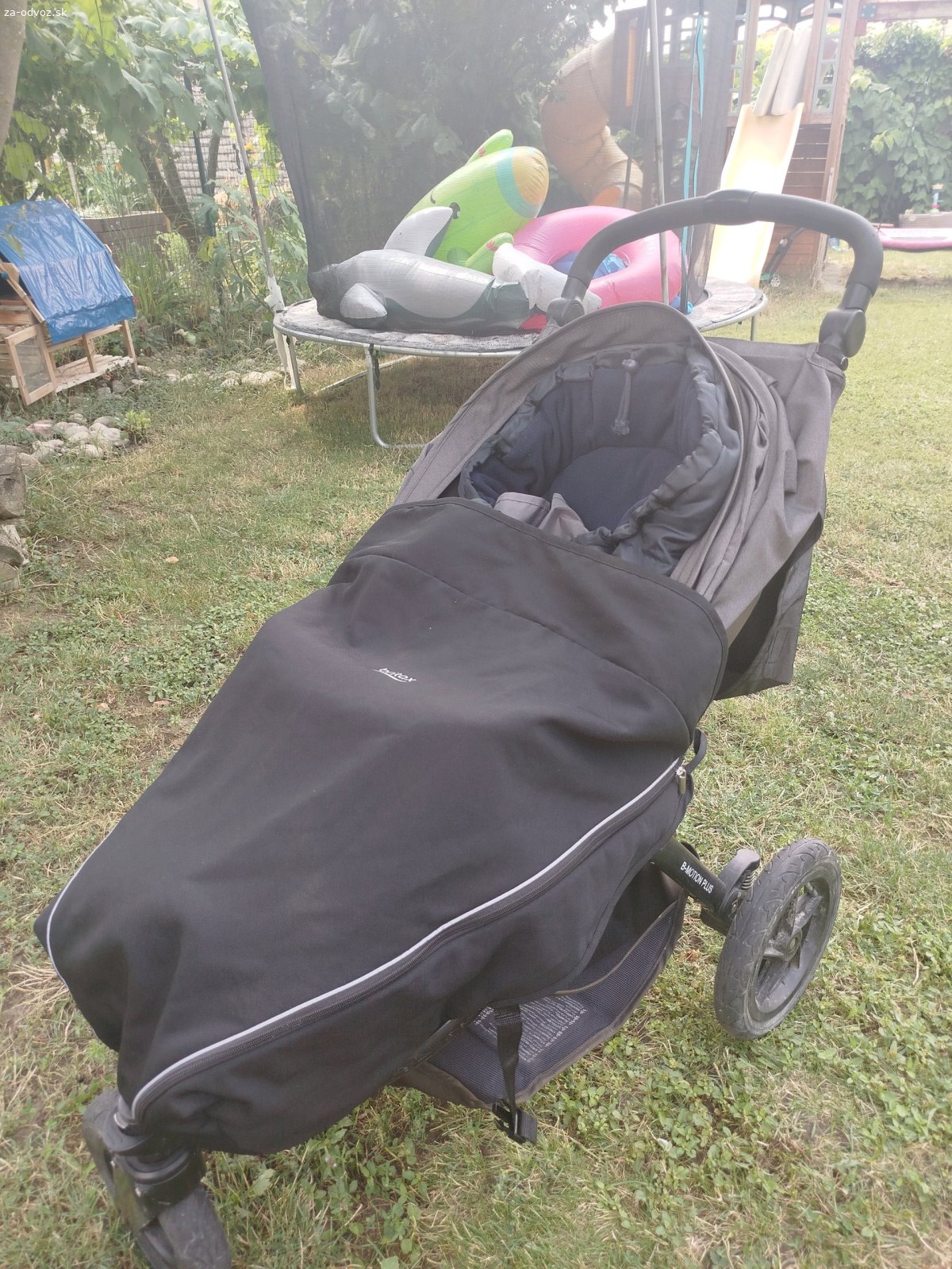Britax Motion 3 plus. Ahojte, hľadáme nový domov tomuto tátošovi. Vyspí sa v ňom aj valibuk a odnesie aj 12 mlieka. Britko (jeho meno) má len jednu chybu a nedá sa zložiť. Nám to nevadilo, používali sme ho len doma na spanie a prechádzky po dedine. Osobný odber v Moste pri Bratislave, pribalím aj hračky, oblečenie a úsmev ?. Ovocie pre malých drakov poteší, ale nie je podmienka. Tešíme sa na vás ❤️