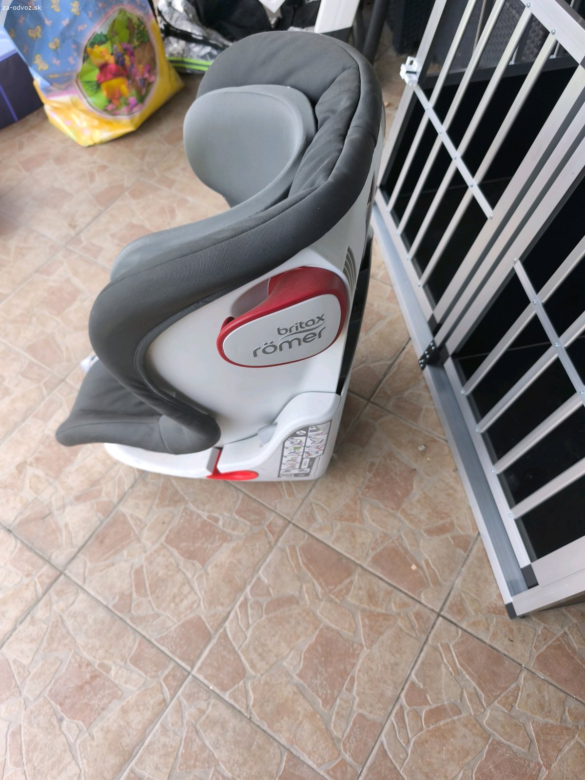 Britax romer sedačka. Dlho skladovana v garáži treba očistiť viď foto