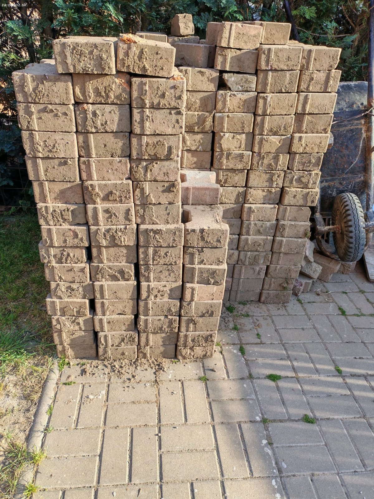 červená zámková dlažba. Darujem červenú zámkovu dlažbu, hrúbka 10 CM cca 450ks. Treba si ju očistiť. Len všetko spolu, osobný odber BA-DNV.