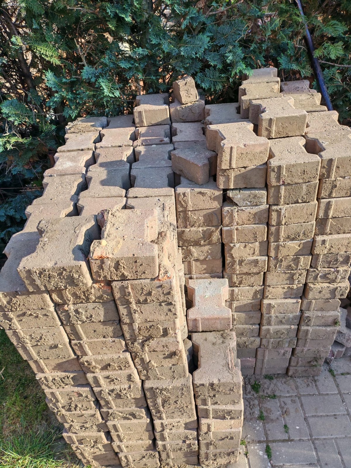 červená zámková dlažba. Darujem červenú zámkovu dlažbu, hrúbka 10 CM cca 450ks. Treba si ju očistiť. Len všetko spolu, osobný odber BA-DNV.