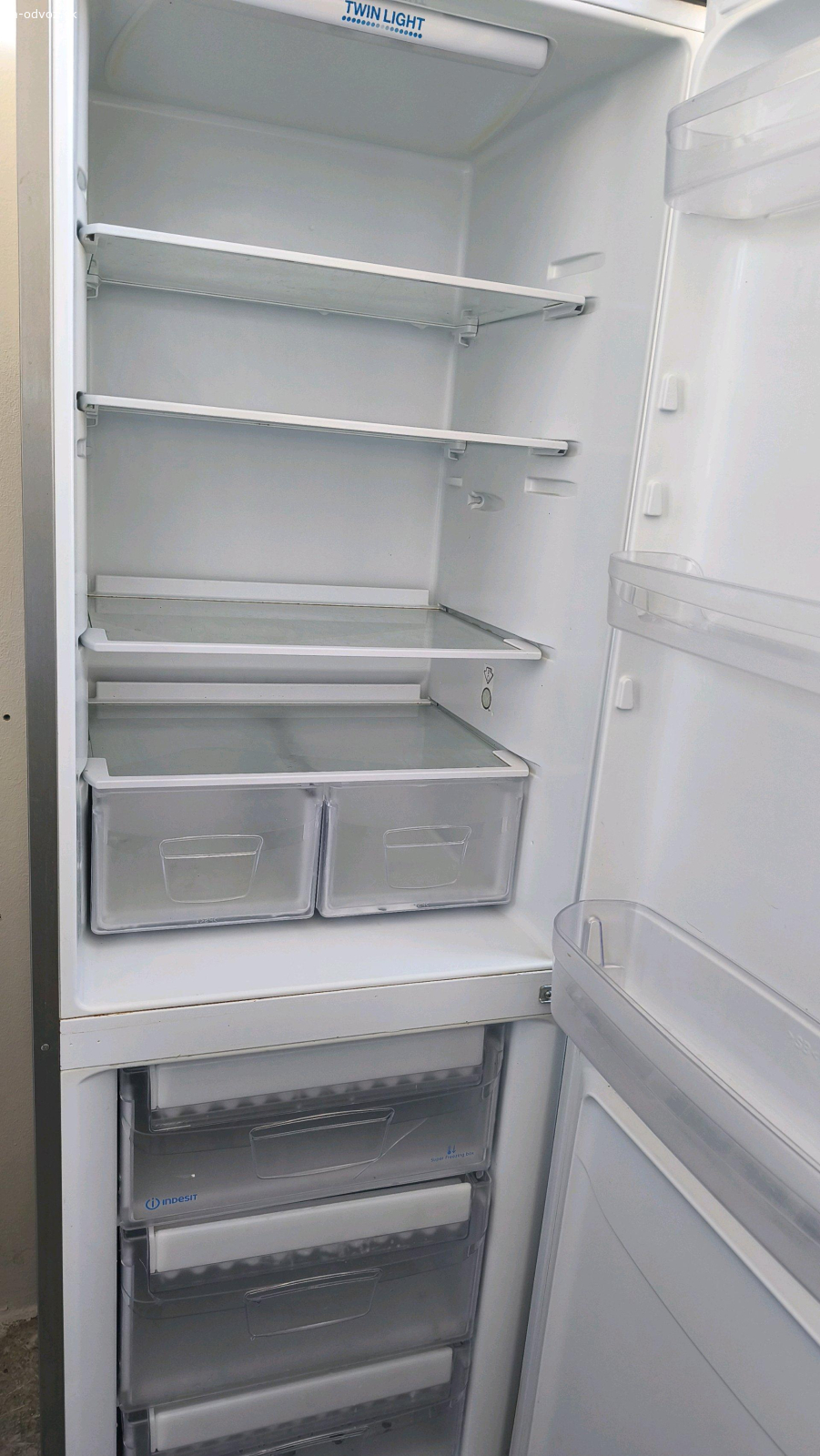 Chladnička Indesit. Darujem za odvoz chladničku Indesit.
farba: tmavo strieborná
rozmer: 187x60x60
chladnička je funkčná ale má pár kozmetických nedostatkov viď foto 4.