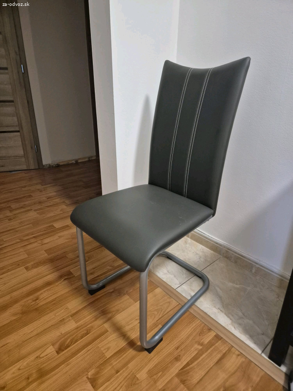 čierna stolička
