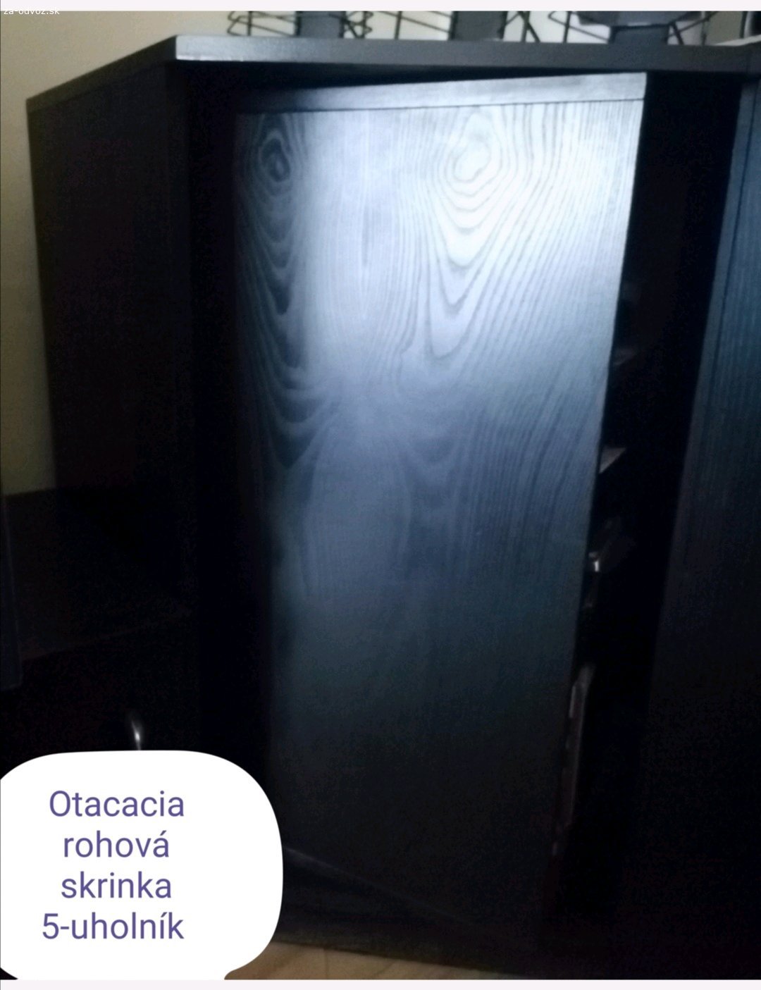 Čierny sektorový nabytok /český/. 3x skrinka dvojdverová s policami a soklom pre uloženie na podlahu, 1x rovnaká skrinka bez sokla/dá sa uložiť na soklovú skrinku/, jeden bez.
Dokopy 9 ks.
