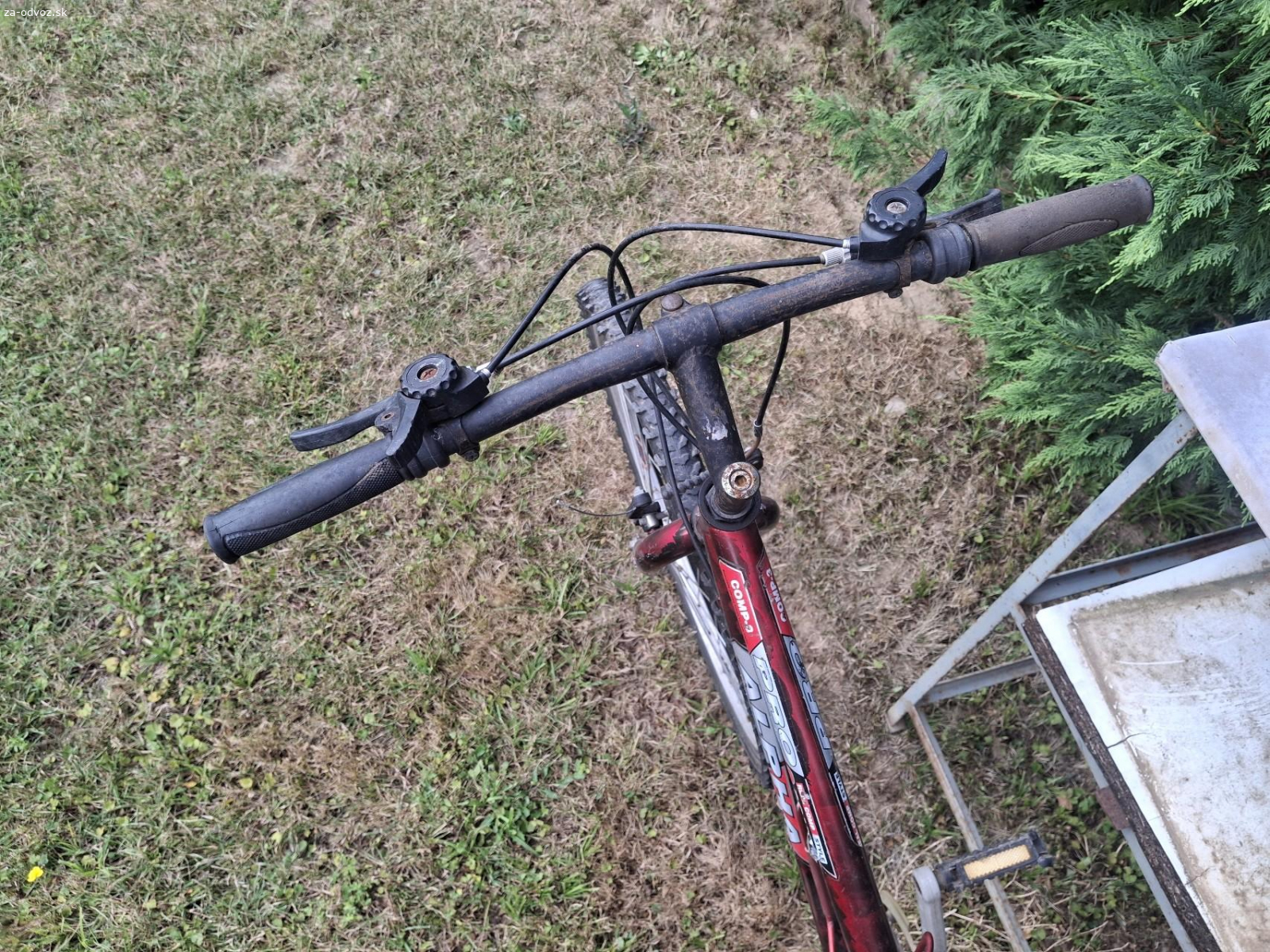 Dámsky horský bicykel. Darujem starší dámsky horský bicykel. Plne funkčný, dlho nepoužívaný, niekde hrdza. Má stojan a držiak na vodu. Defekty na oboch kolesách. Kto chce, tak si ho porobí. Iba osobný odber.