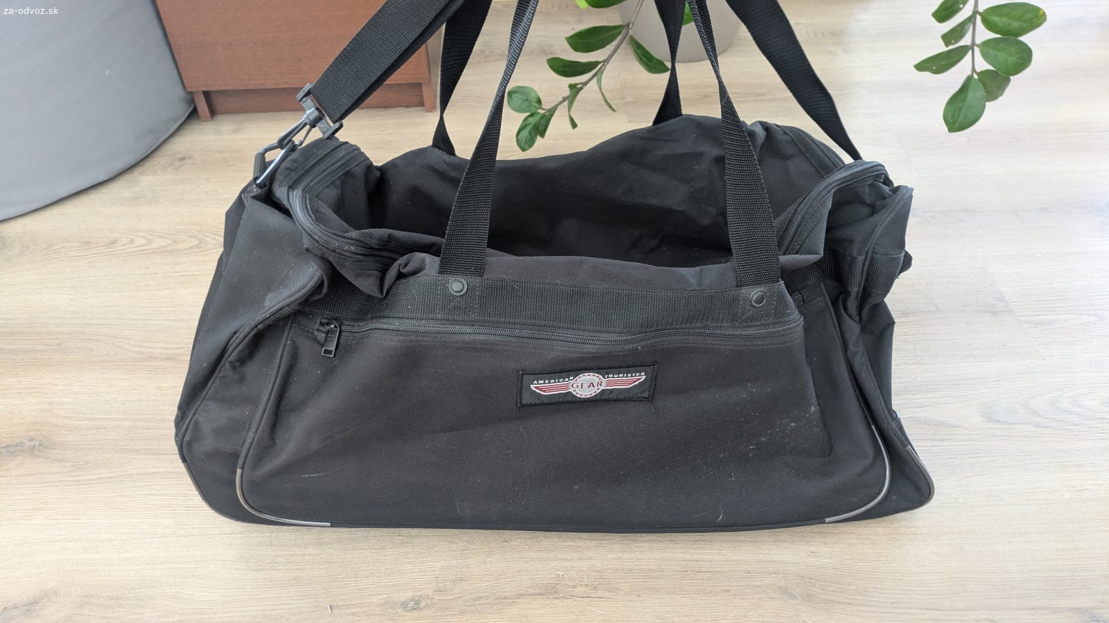 Darujem 2 cestovné tašky na kolieskach. Darujem za odvoz 2 podobné cestovné tašky na kolieskach. Rozmery sú približne 75 × 40 × 30 cm. Obe tašky sú už dosť používané, ale celkovo sú ešte v poriadku a môžu poslúžiť. Prvá taška má aj výsuvnú rukoväť na ťahanie na kolieskach. Len osobný odber v Chorvátskom Grobe.