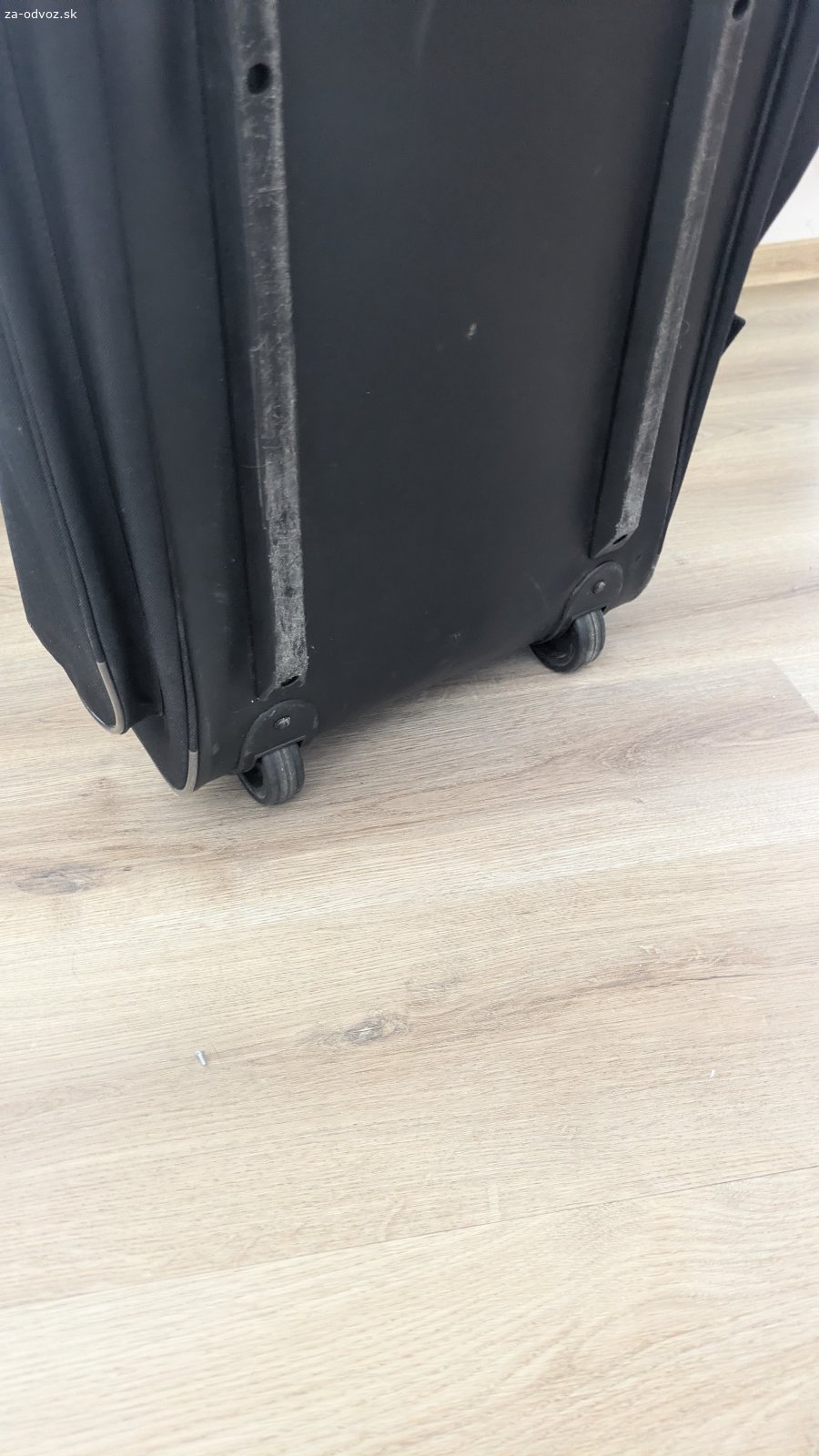 Darujem 2 cestovné tašky na kolieskach. Darujem za odvoz 2 podobné cestovné tašky na kolieskach. Rozmery sú približne 75 × 40 × 30 cm. Obe tašky sú už dosť používané, ale celkovo sú ešte v poriadku a môžu poslúžiť. Prvá taška má aj výsuvnú rukoväť na ťahanie na kolieskach. Len osobný odber v Chorvátskom Grobe.