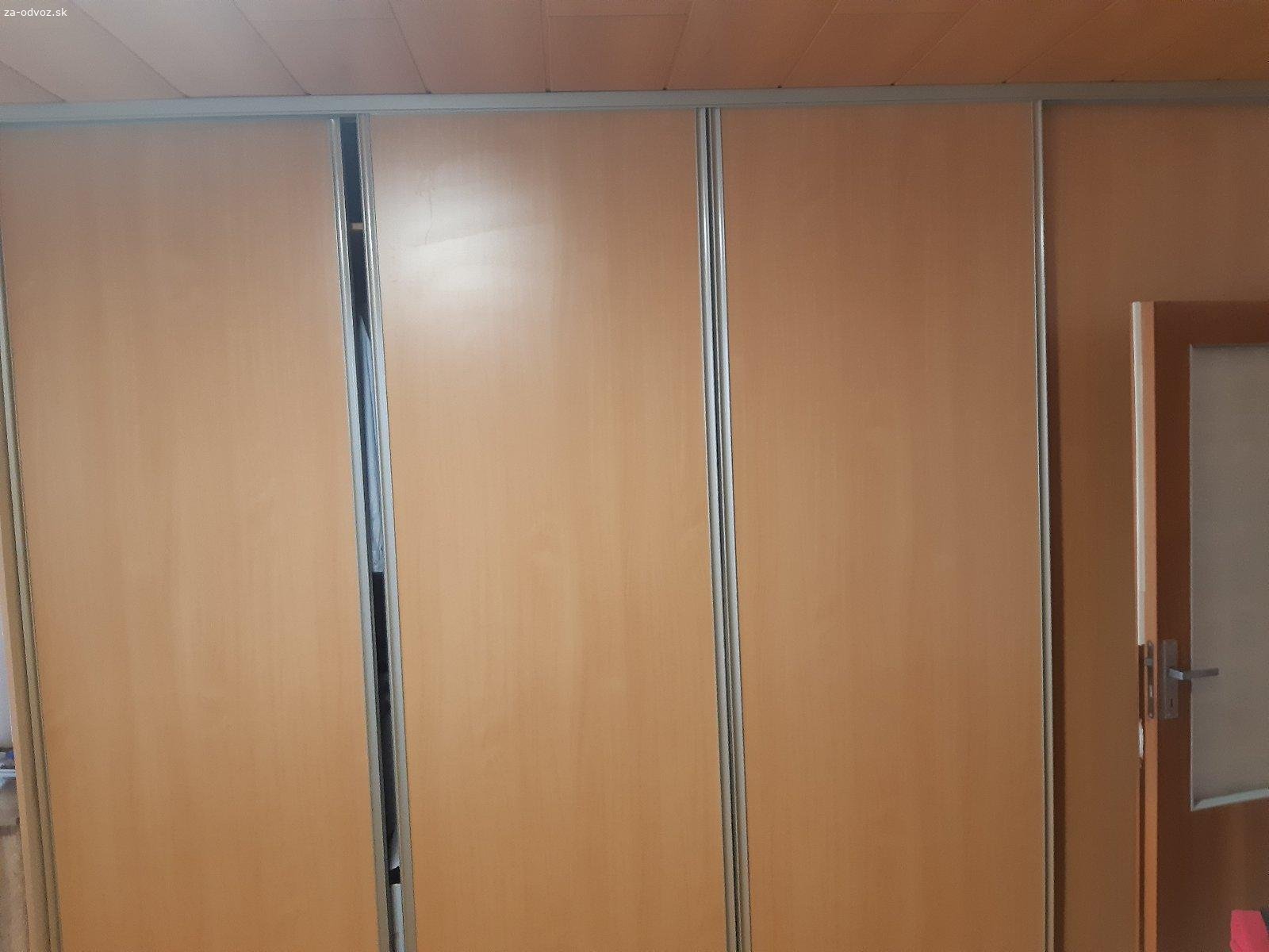 Darujem 2x vstavanú skriňu + 2x skriňu do predsieň. Darujem za odvoz dve vstavané skrine a dve samostatné skrine vhodné do predsiene.

Skrine sú používané, ale plne funkčné, vhodné napríklad do bytu, na chalupu alebo pre niekoho, kto potrebuje zariadiť domácnosť za nízke náklady.

2x vstavaná skriňa (nutné demontovať)
2x skriňa do predsiene (z toho jedna zrkadlová)
stav: používané, zachovalé
odvoz a demontáž si treba zabezpečiť

Nachádzajú sa v Bratislave.

Uprednostním niekoho, kto si vie veci odviezť čo najskôr.

V prípade záujmu ma kontaktujte správou.