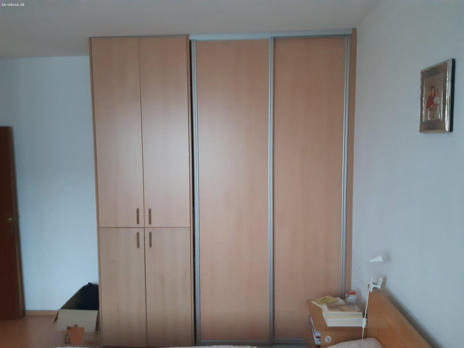 Darujem 2x vstavanú skriňu + 2x skriňu do predsieň. Darujem za odvoz dve vstavané skrine a dve samostatné skrine vhodné do predsiene.

Skrine sú používané, ale plne funkčné, vhodné napríklad do bytu, na chalupu alebo pre niekoho, kto potrebuje zariadiť domácnosť za nízke náklady.

2x vstavaná skriňa (nutné demontovať)
2x skriňa do predsiene (z toho jedna zrkadlová)
stav: používané, zachovalé
odvoz a demontáž si treba zabezpečiť

Nachádzajú sa v Bratislave.

Uprednostním niekoho, kto si vie veci odviezť čo najskôr.

V prípade záujmu ma kontaktujte správou.