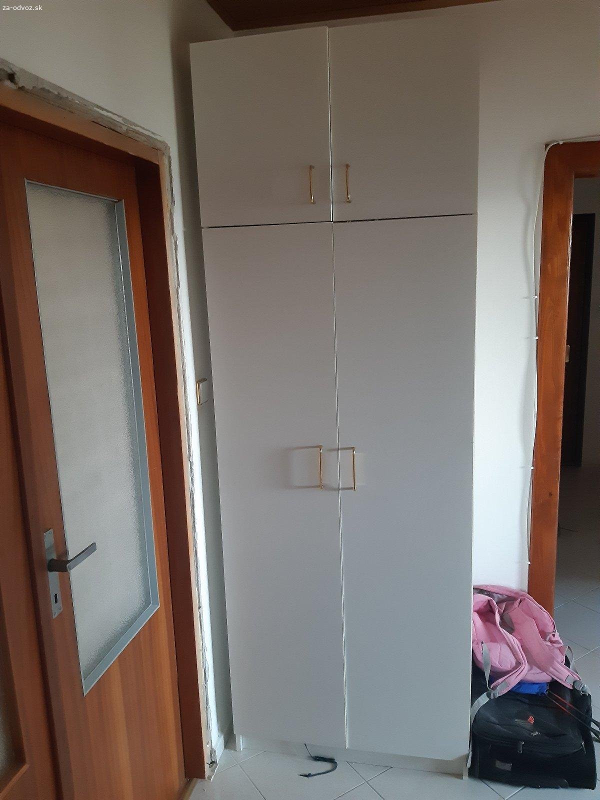 Darujem 2x vstavanú skriňu + 2x skriňu do predsieň. Darujem za odvoz dve vstavané skrine a dve samostatné skrine vhodné do predsiene.

Skrine sú používané, ale plne funkčné, vhodné napríklad do bytu, na chalupu alebo pre niekoho, kto potrebuje zariadiť domácnosť za nízke náklady.

2x vstavaná skriňa (nutné demontovať)
2x skriňa do predsiene (z toho jedna zrkadlová)
stav: používané, zachovalé
odvoz a demontáž si treba zabezpečiť

Nachádzajú sa v Bratislave.

Uprednostním niekoho, kto si vie veci odviezť čo najskôr.

V prípade záujmu ma kontaktujte správou.