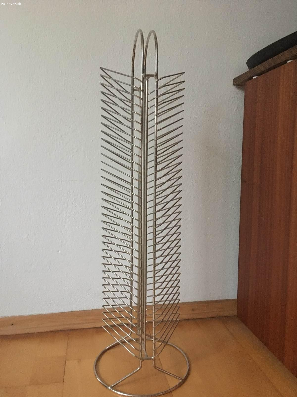 Darujem 4 x stojan na CD