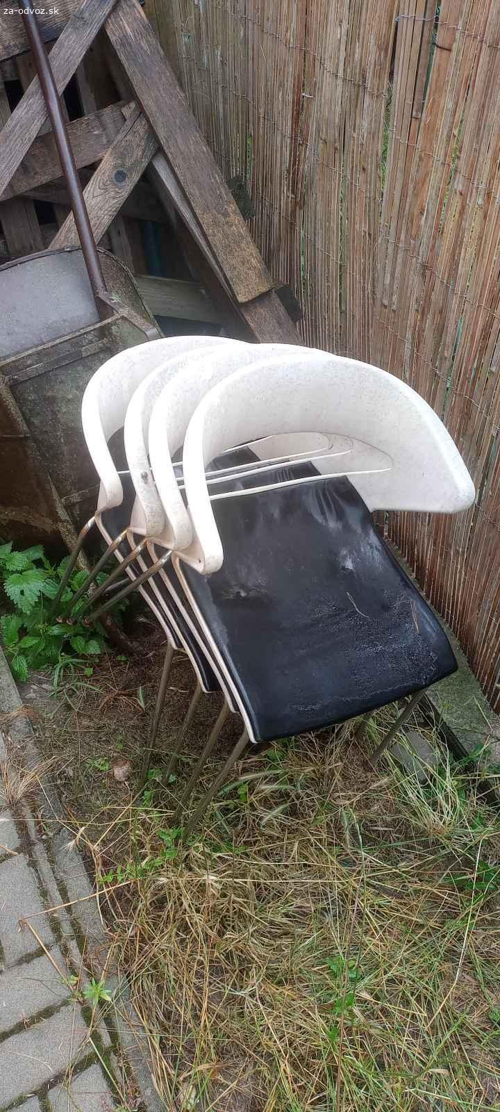 Darujem 4 záhradné stoličky