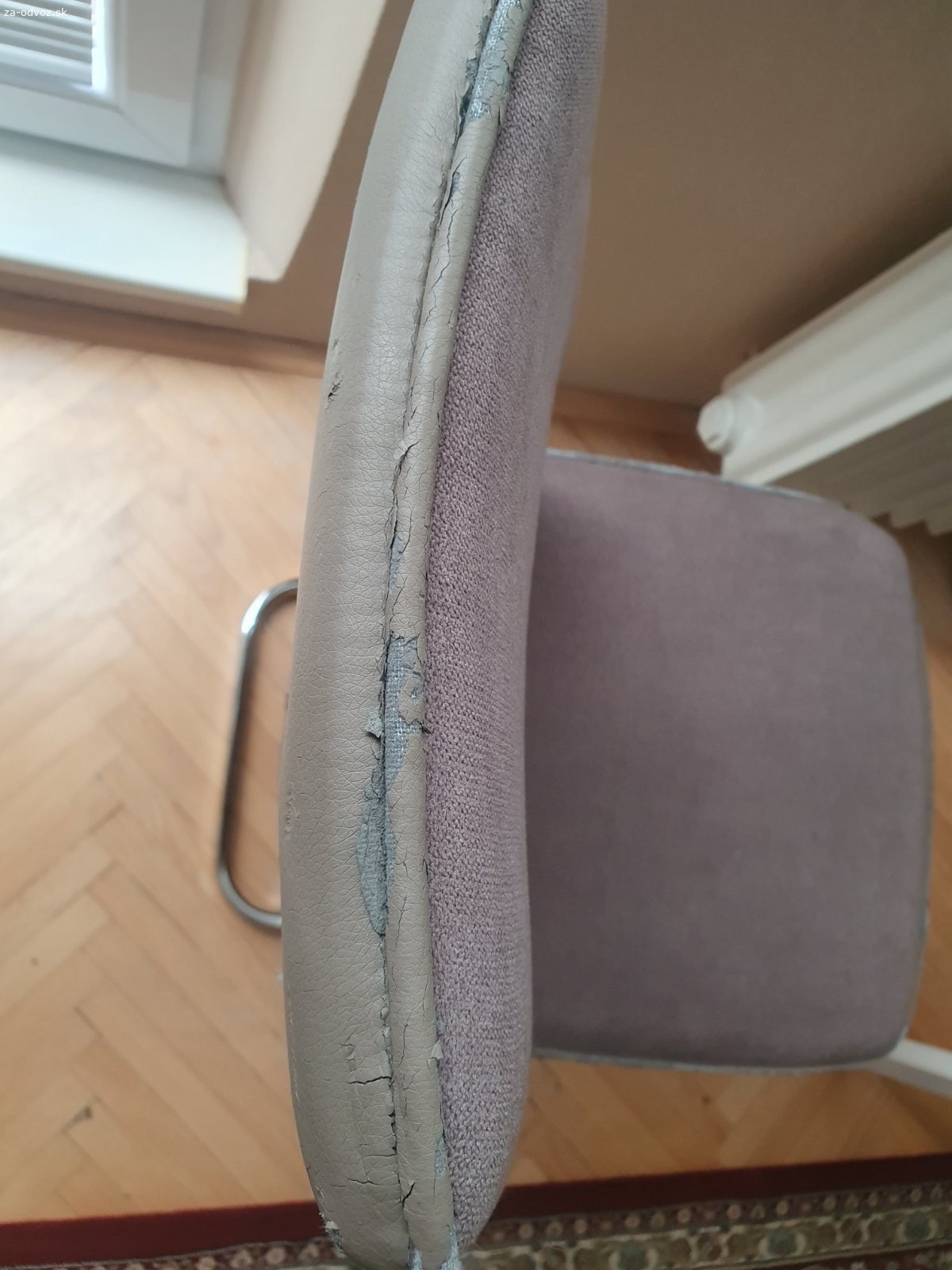 Darujem 4ks jedalenskych stoliciek. Darujem 4ks jedalenskych stoliciek sedej farby. Nozicky su kovove, stolicky su stale pevne, nekolisu sa, su mohutnejsie. Rozpada sa kozenka na vonkajsej strane potahu.