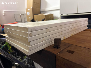 Darujem 6 bielych dosiek na police