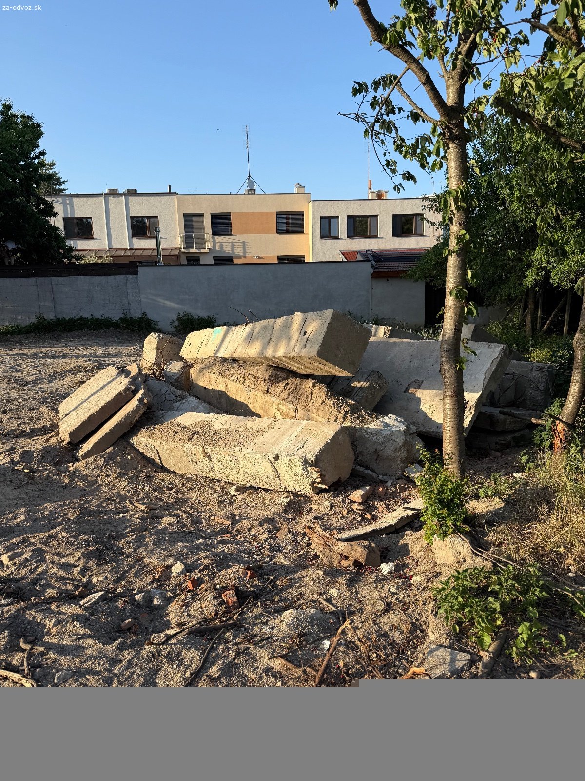 Darujem betónové panely a bloky za odvoz– Pezin. Darujem betónové panely a masívne bloky zo starej stavby.
Materiál je starší, ale stále použiteľný:

✅ na podklad pod príjazdovú cestu, parkovanie alebo betónovanie,
✅ na spevnenie svahu alebo ako základ pre oporný múrik,
✅ na menšie hospodárske stavby, oplotenia či pivnice,
✅ vhodné aj ako ťažký základ pod unimobunky alebo kontajnery.

Panely sú rozobraté na kusy, ktoré majú rôznu dĺžku cca 50cmx50cm dlzka 3-4-6 m , 40cmx60cm dlzka 5m, 20cmx100cm dlzka 6m