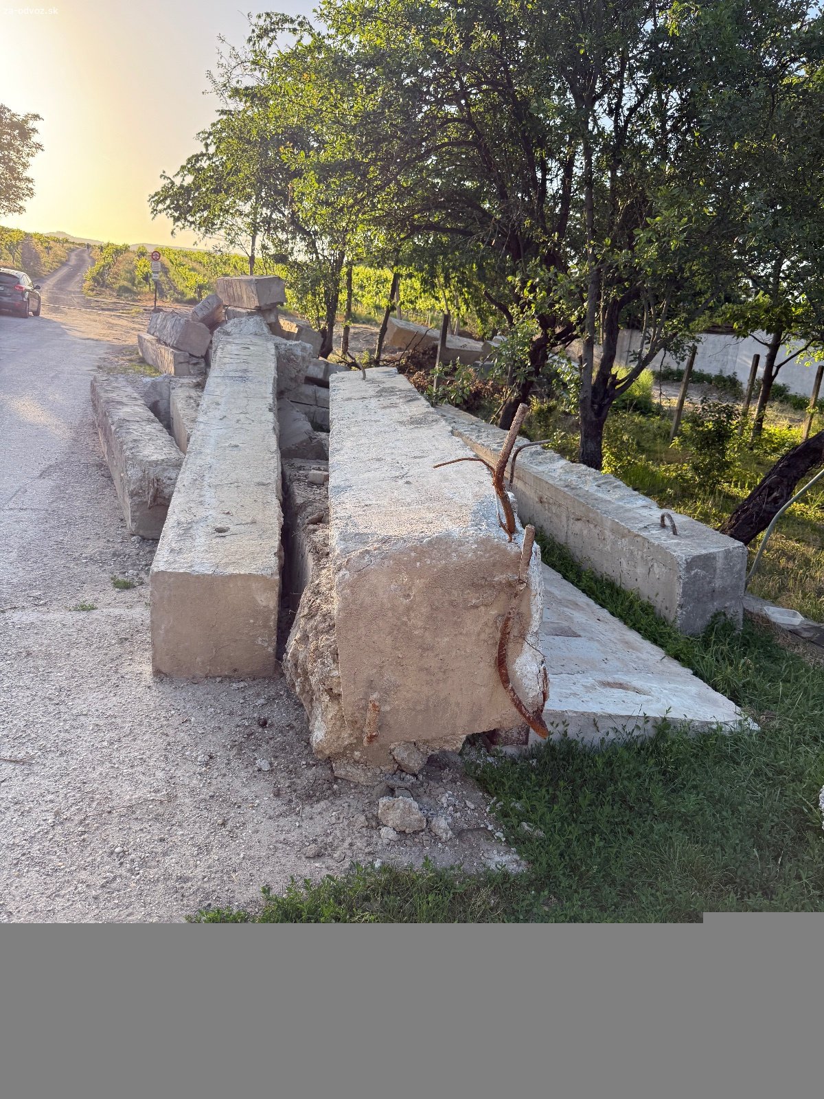 Darujem betónové panely a bloky za odvoz– Pezin. Darujem betónové panely a masívne bloky zo starej stavby.
Materiál je starší, ale stále použiteľný:

✅ na podklad pod príjazdovú cestu, parkovanie alebo betónovanie,
✅ na spevnenie svahu alebo ako základ pre oporný múrik,
✅ na menšie hospodárske stavby, oplotenia či pivnice,
✅ vhodné aj ako ťažký základ pod unimobunky alebo kontajnery.

Panely sú rozobraté na kusy, ktoré majú rôznu dĺžku cca 50cmx50cm dlzka 3-4-6 m , 40cmx60cm dlzka 5m, 20cmx100cm dlzka 6m