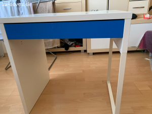 Darujem biely stolík s modrým šuflíkom