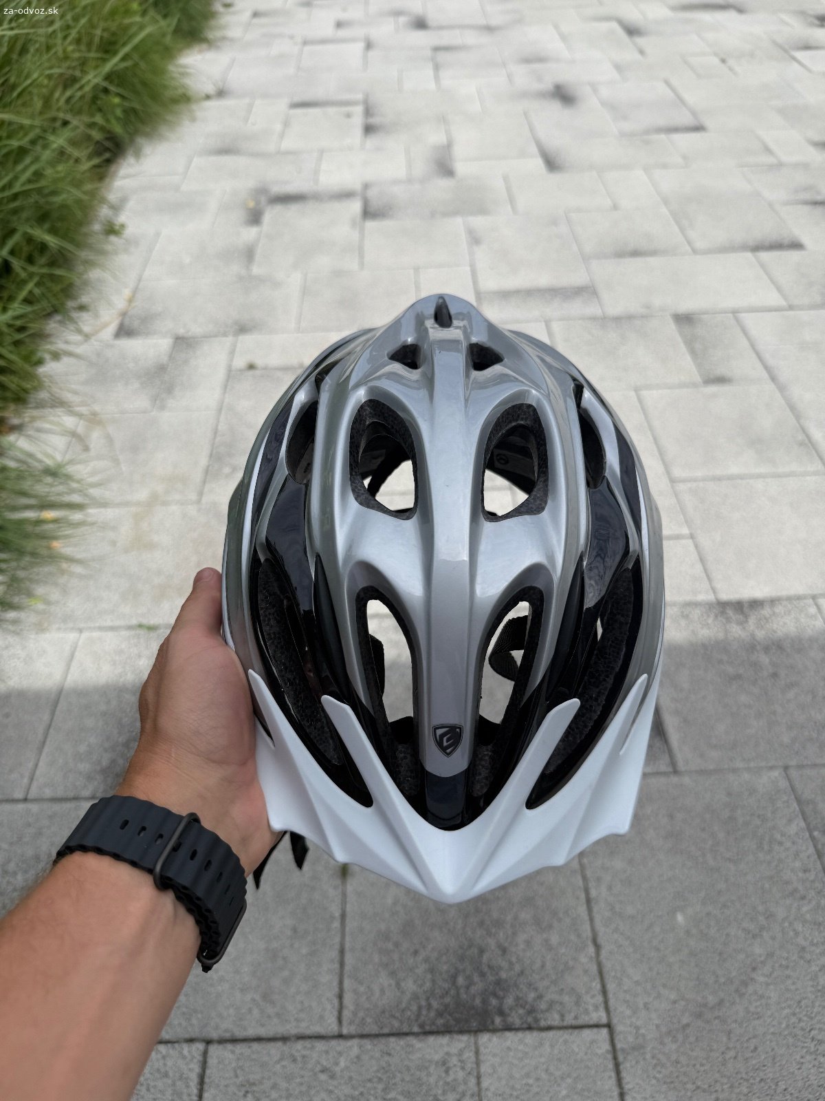 Darujem cyklistické prilby. Dospelácka prilba je úplne nová ani raz použitá. Detská je trošku staršia ale účel plní :)