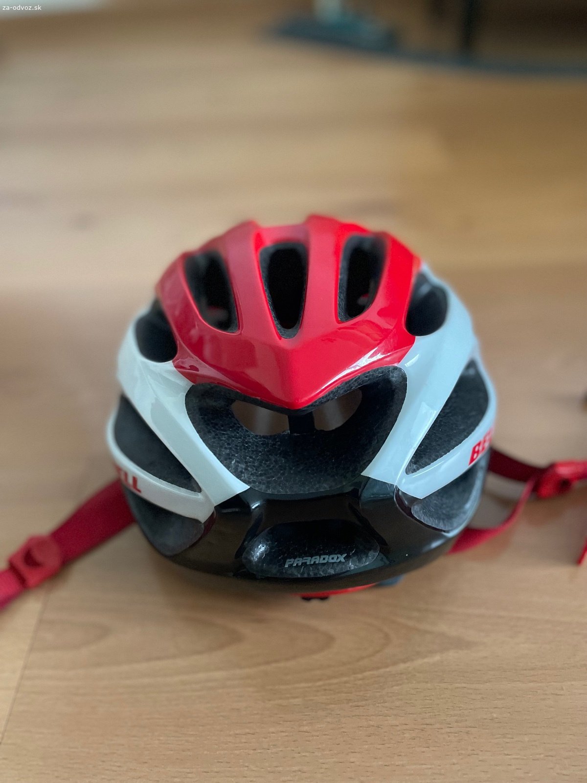 Darujem dámsku cyklistickú helmu Bell. Darujem dámsku cyklistickú helmu značky Bell. Veľkosť je 50 - 57 cm. Helma je stará 12 rokov ale nie je poškodená pádom. Zlomený je plast vzadu cez ktorý idú popruhy, ale na funkčnosti to neuberá.