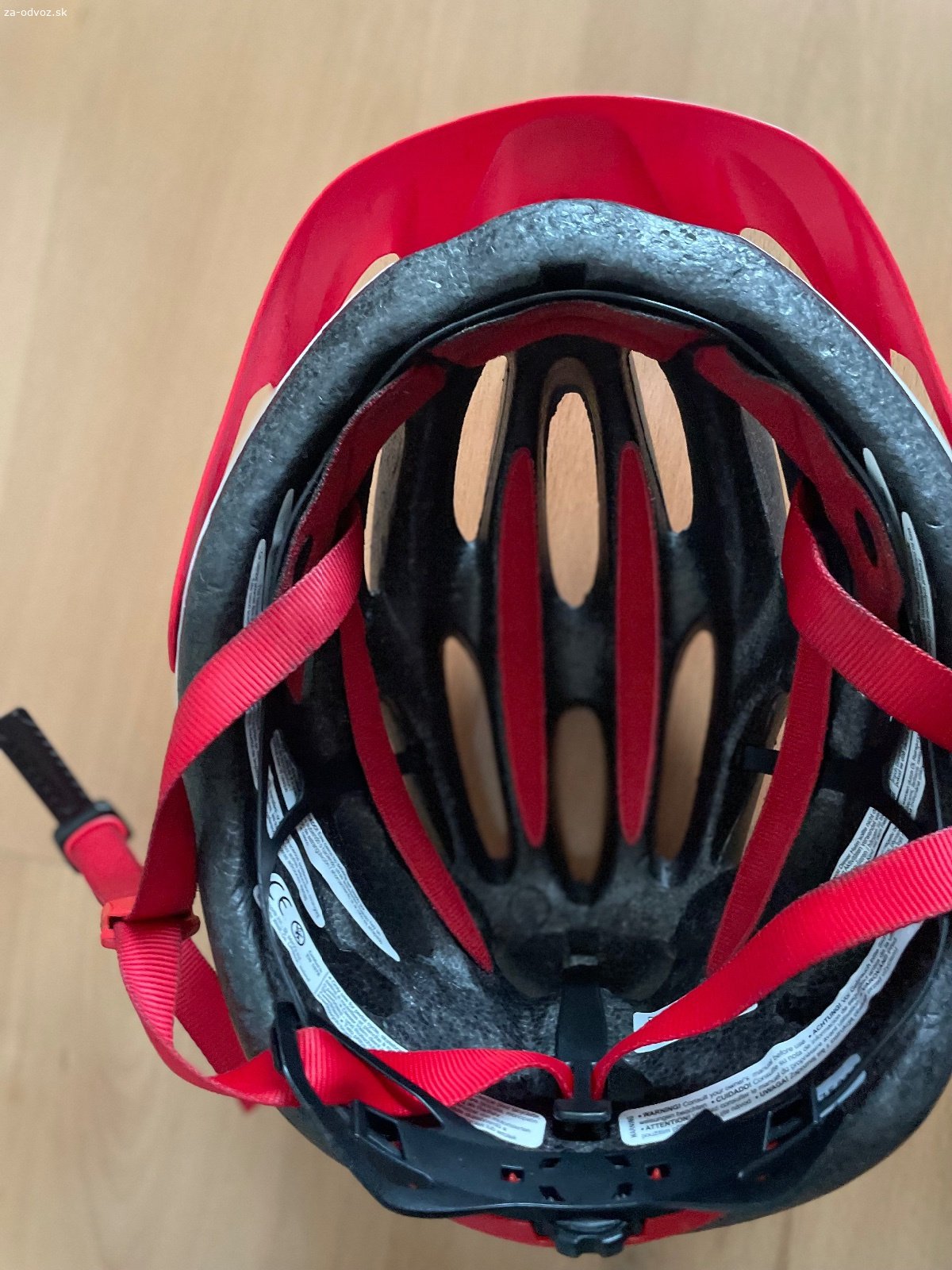 Darujem dámsku cyklistickú helmu Bell. Darujem dámsku cyklistickú helmu značky Bell. Veľkosť je 50 - 57 cm. Helma je stará 12 rokov ale nie je poškodená pádom. Zlomený je plast vzadu cez ktorý idú popruhy, ale na funkčnosti to neuberá.