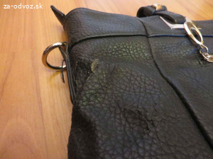 Darujem dámsku kabelku za poštovné - s poškodeniam
