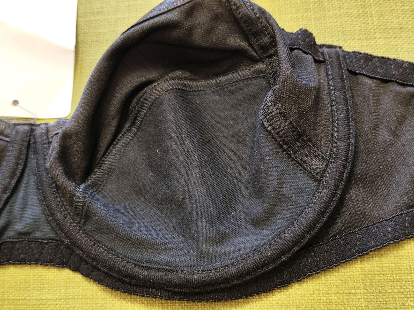 Darujem dámsku podprsenku