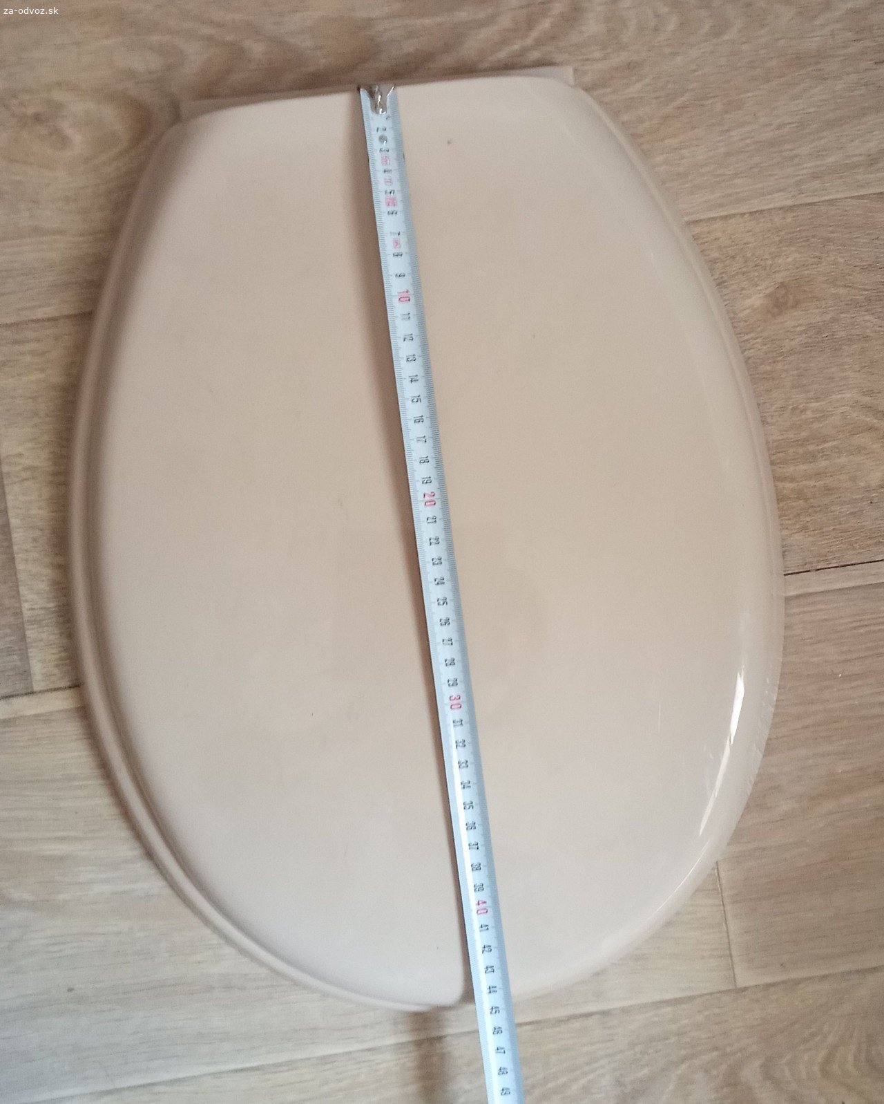 Darujem dekel od WC. vrchný diel od toalety bez príslušenstva na montáž, len to, čo je na fotkách