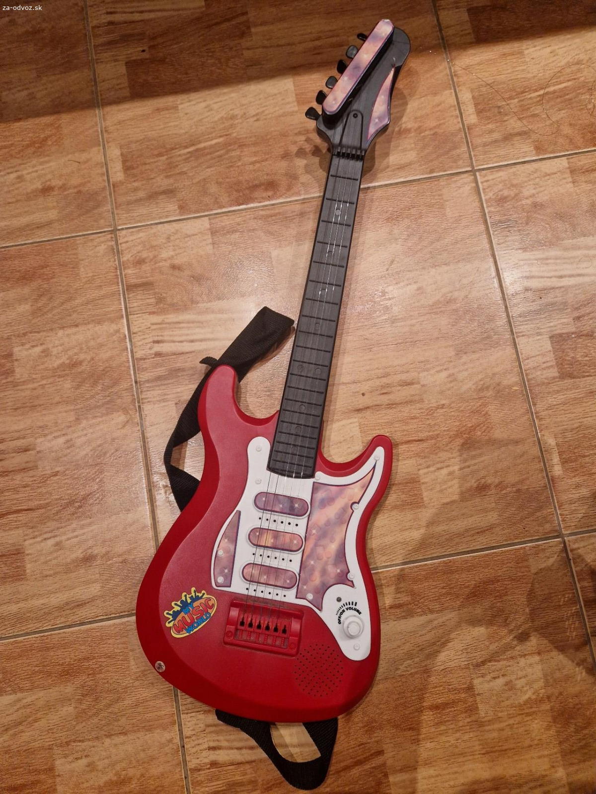 Darujem detsku gitaru